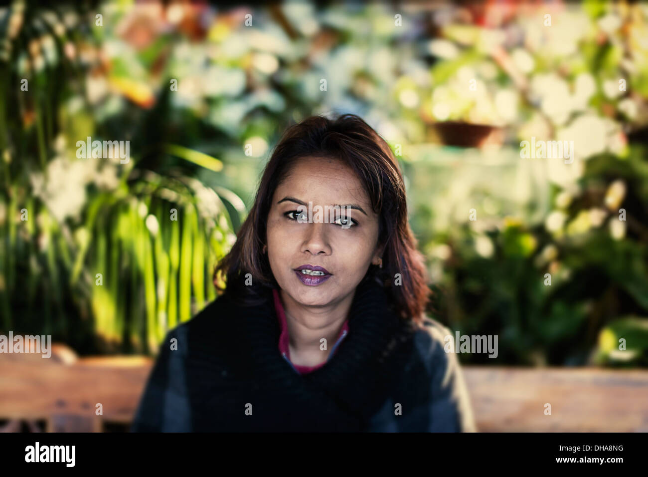 Le punjabi woman in garden Banque D'Images