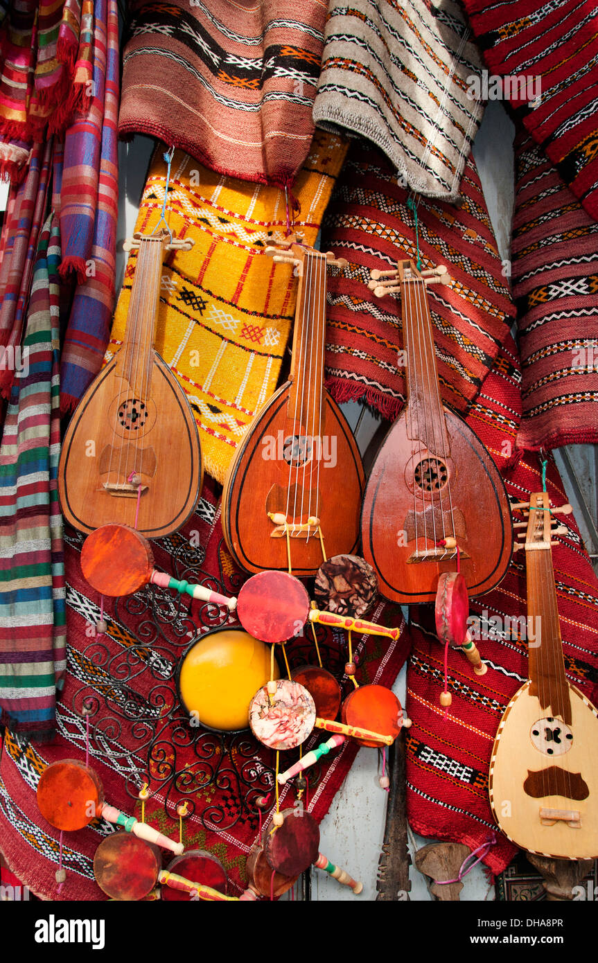 Maroc Marrakech boutique instrument de musique tambour guitare Banque D'Images