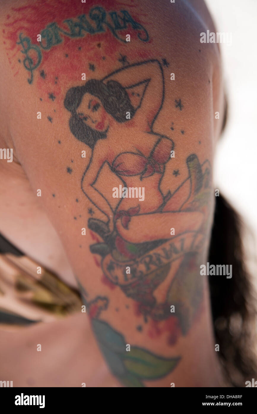 Femme avec Vintage Tattoo Banque D'Images
