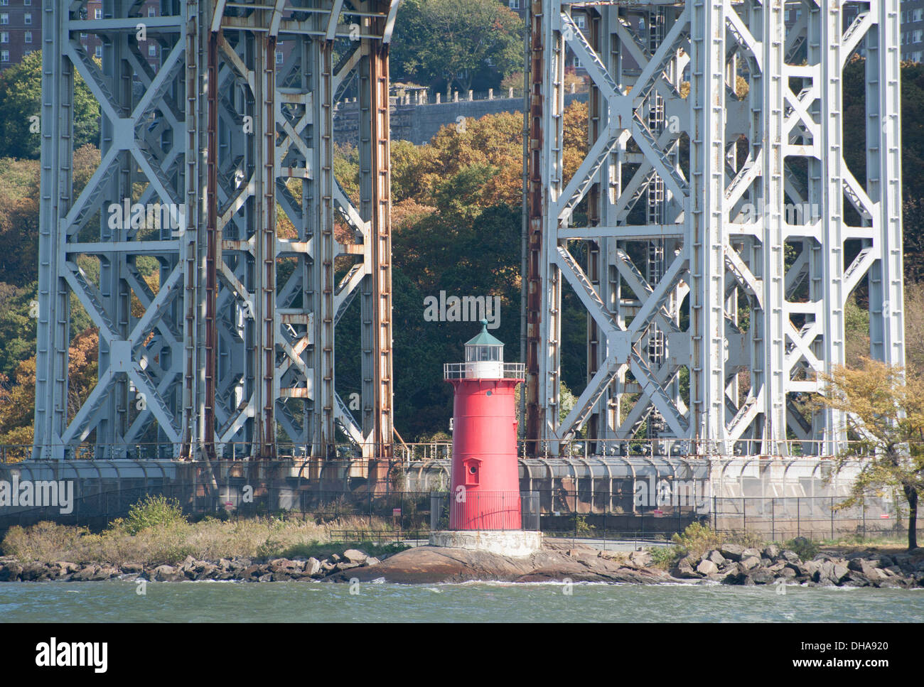 Le petit phare rouge à la base du George Washington Bridge sur la rivière Hudson à Jeffrey's Hook. Banque D'Images