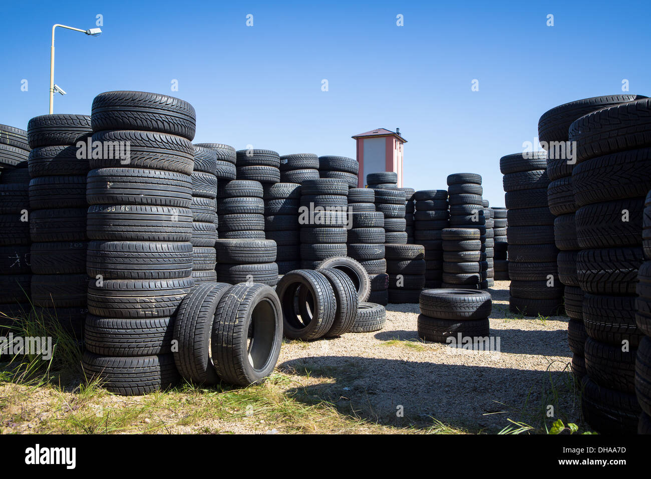 Pile de pneus neufs à vendre à un magasin de pneus. Banque D'Images