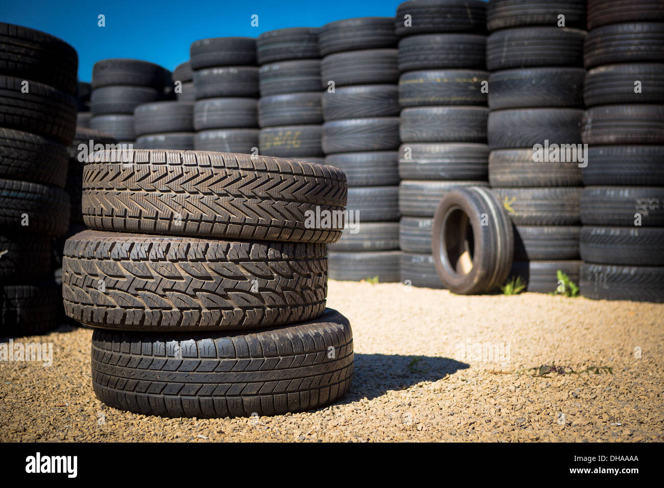 Pile de pneus neufs à vendre à un magasin de pneus. Banque D'Images