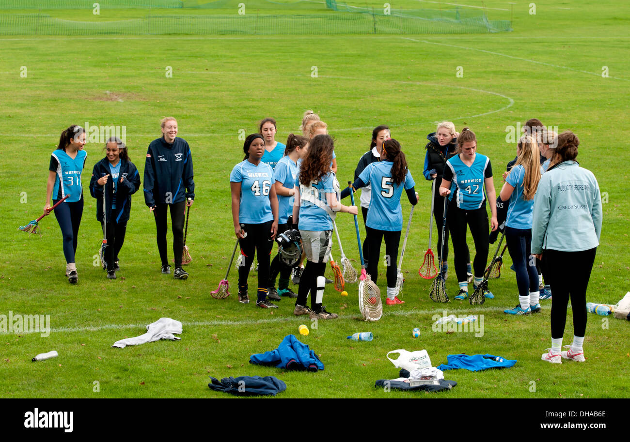 Le sport universitaire, les femmes, les joueurs de crosse après match laissant le terrain Banque D'Images