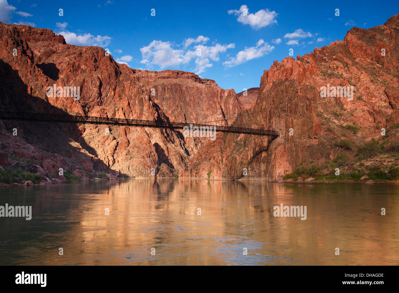 Tunnel et pont noir sur la rivière Colorado, font partie de la South Kaibab Trail, le Parc National du Grand Canyon, Arizona. Banque D'Images