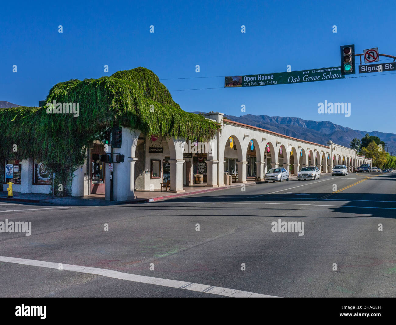 Une vue de la rue de l'arcade historique à Ojai, en Californie avec les montagnes au loin en arrière-plan. Banque D'Images
