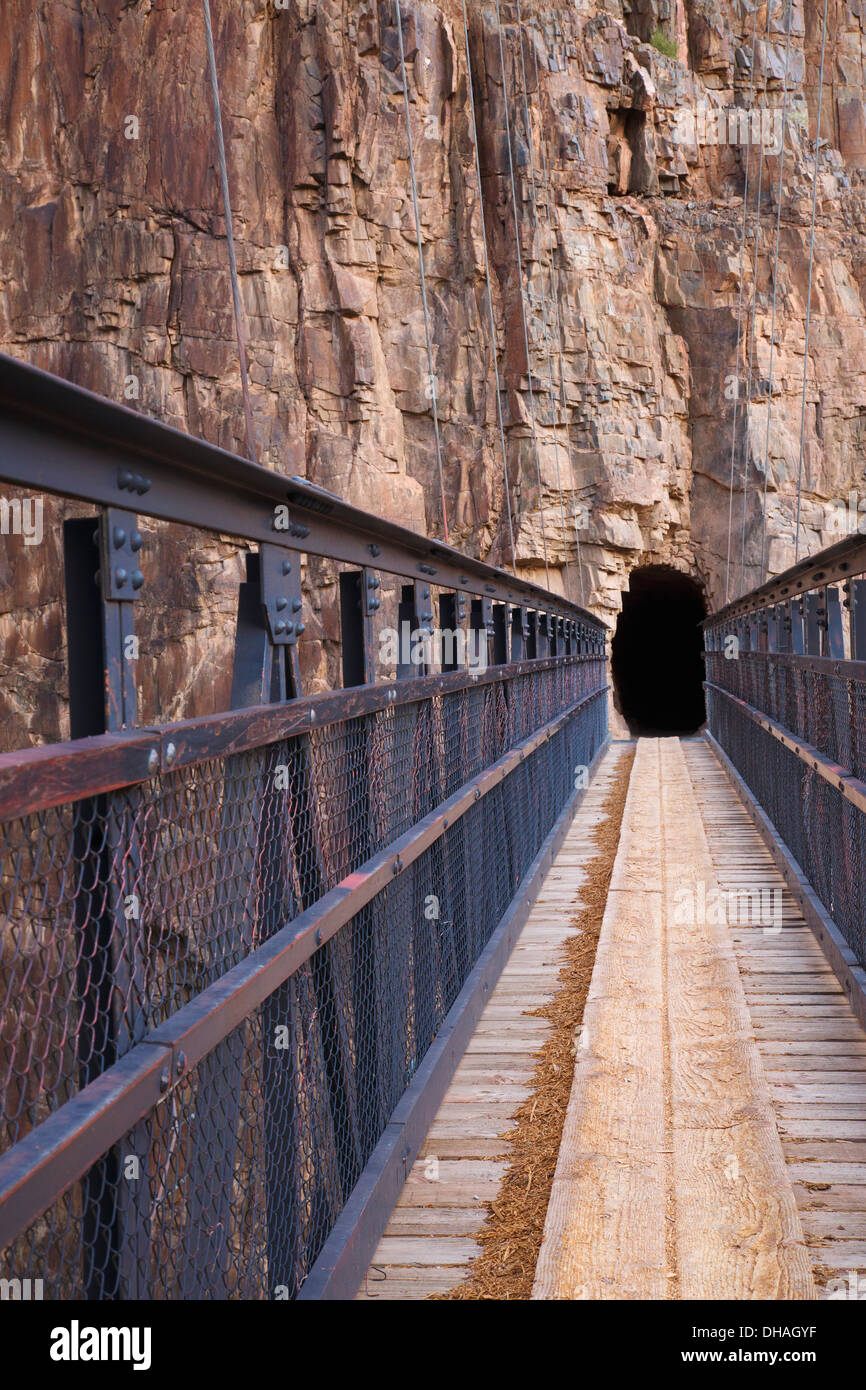 Tunnel et pont noir sur la rivière Colorado, font partie de la South Kaibab Trail, le Parc National du Grand Canyon, Arizona. Banque D'Images