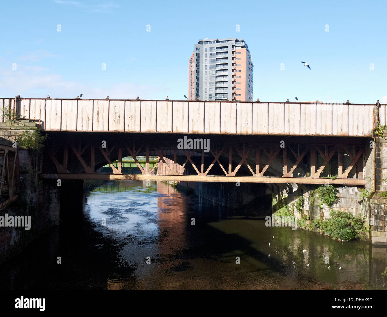 Pont de chemin de fer sur la rivière Irwell près de Victoria Station à Manchester, UK Banque D'Images