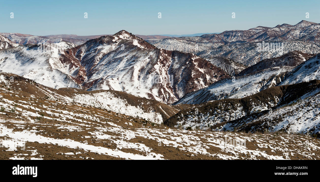 Paysage de montagnes avec de la neige et un ciel bleu Banque D'Images