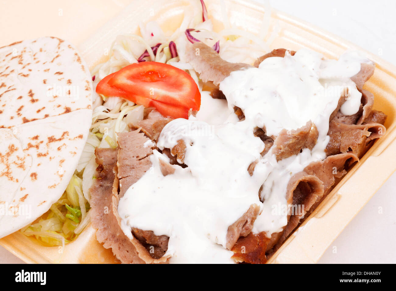 Emporter döner kebab isolé sur fond blanc Banque D'Images