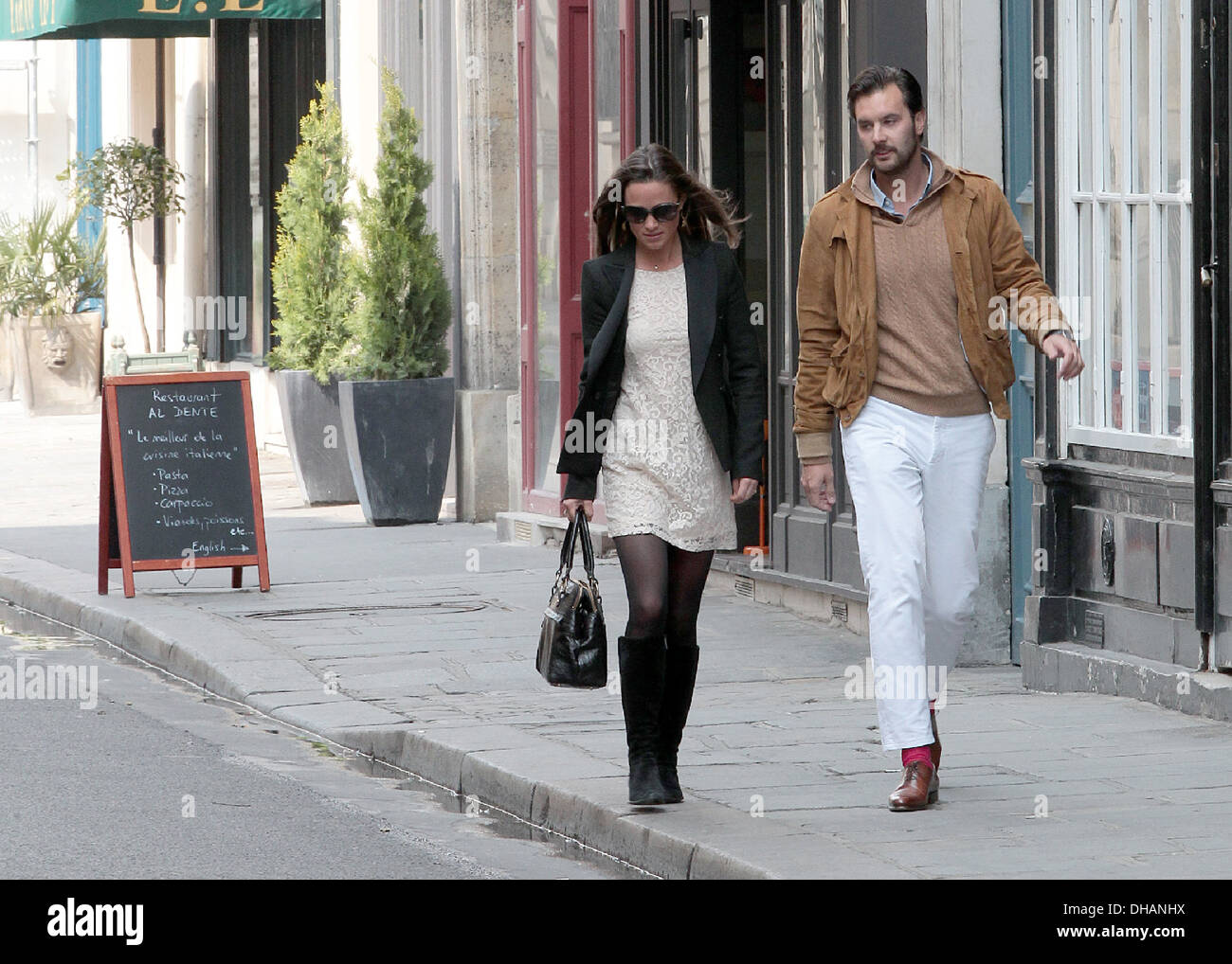 Pippa Middleton et le Vicomte Arthur de Soultrait head en aurant sur rue de  Varenne Pippa est en capitale Française pour célébrer Photo Stock - Alamy