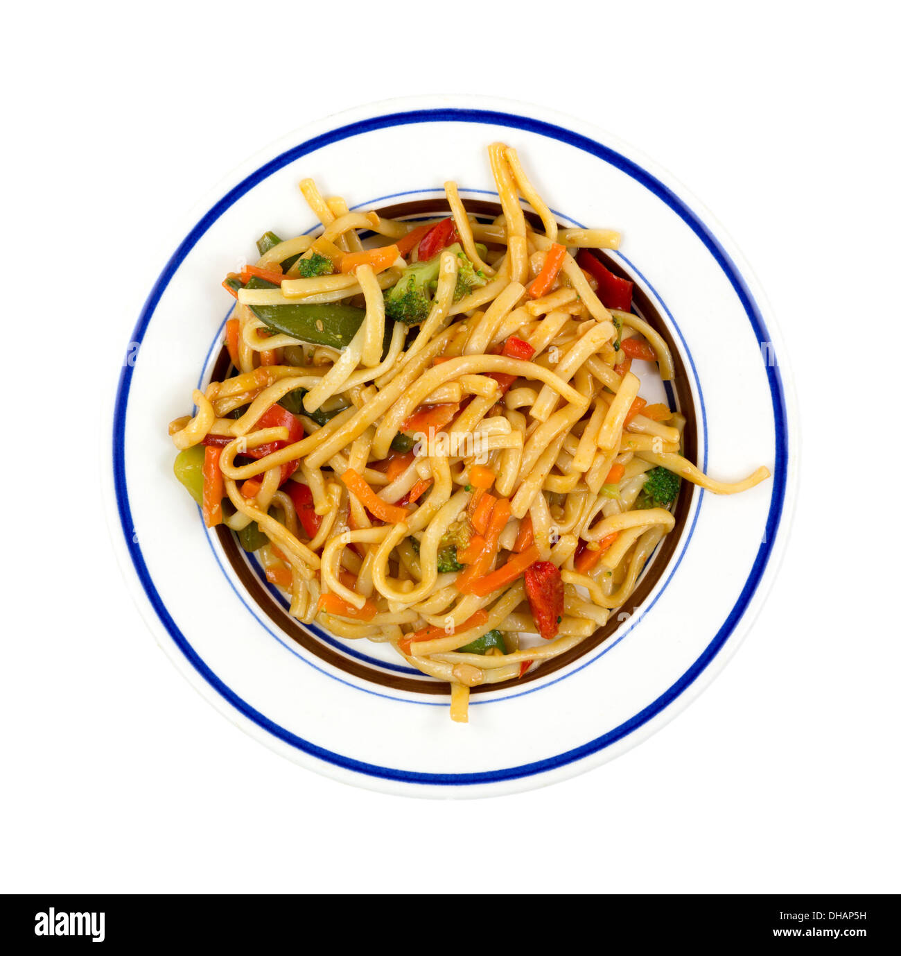 Un dîner sain plat de nouilles cuites avec un assortiment de légumes dans une sauce épaisse sur un petit plat. Banque D'Images