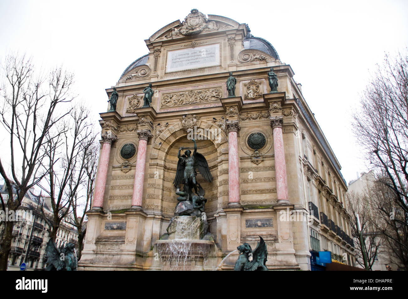 La Fontaine Saint-Michel à la Place Saint-Michel, Paris. La France. Banque D'Images