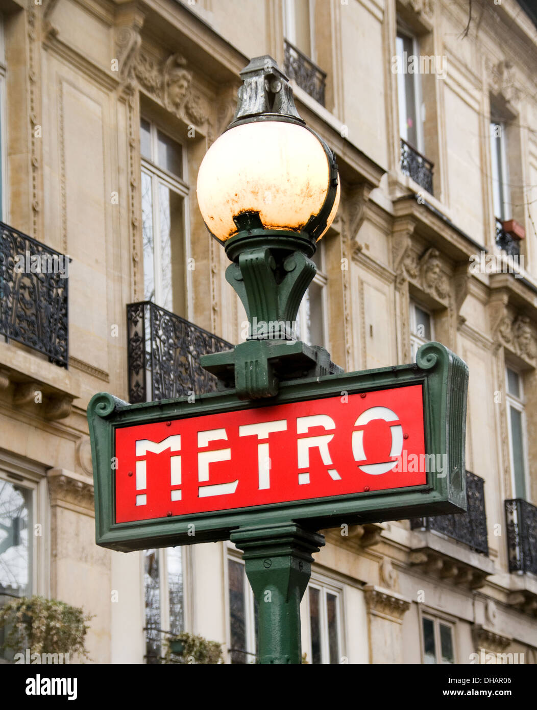 Métro parisien typique sign in lampe de rue. Paris, France. Banque D'Images