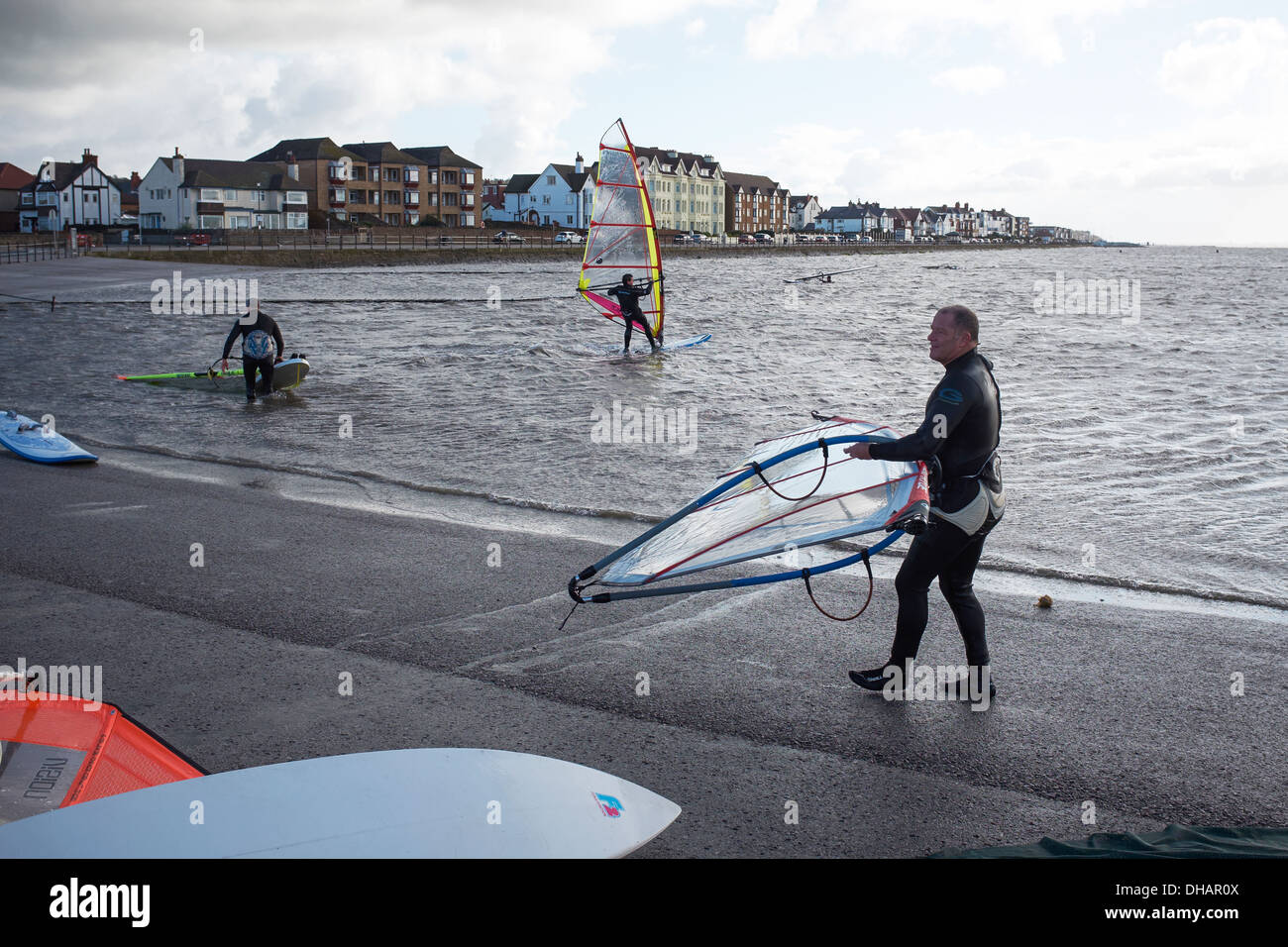 Les gens de la planche à voile sur le lac marin à West Kirby sur le Wirral sur une journée venteuse très froid Banque D'Images