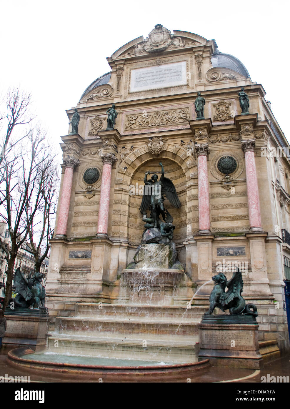 La Fontaine Saint-Michel à la Place Saint-Michel, Paris. La France. Banque D'Images