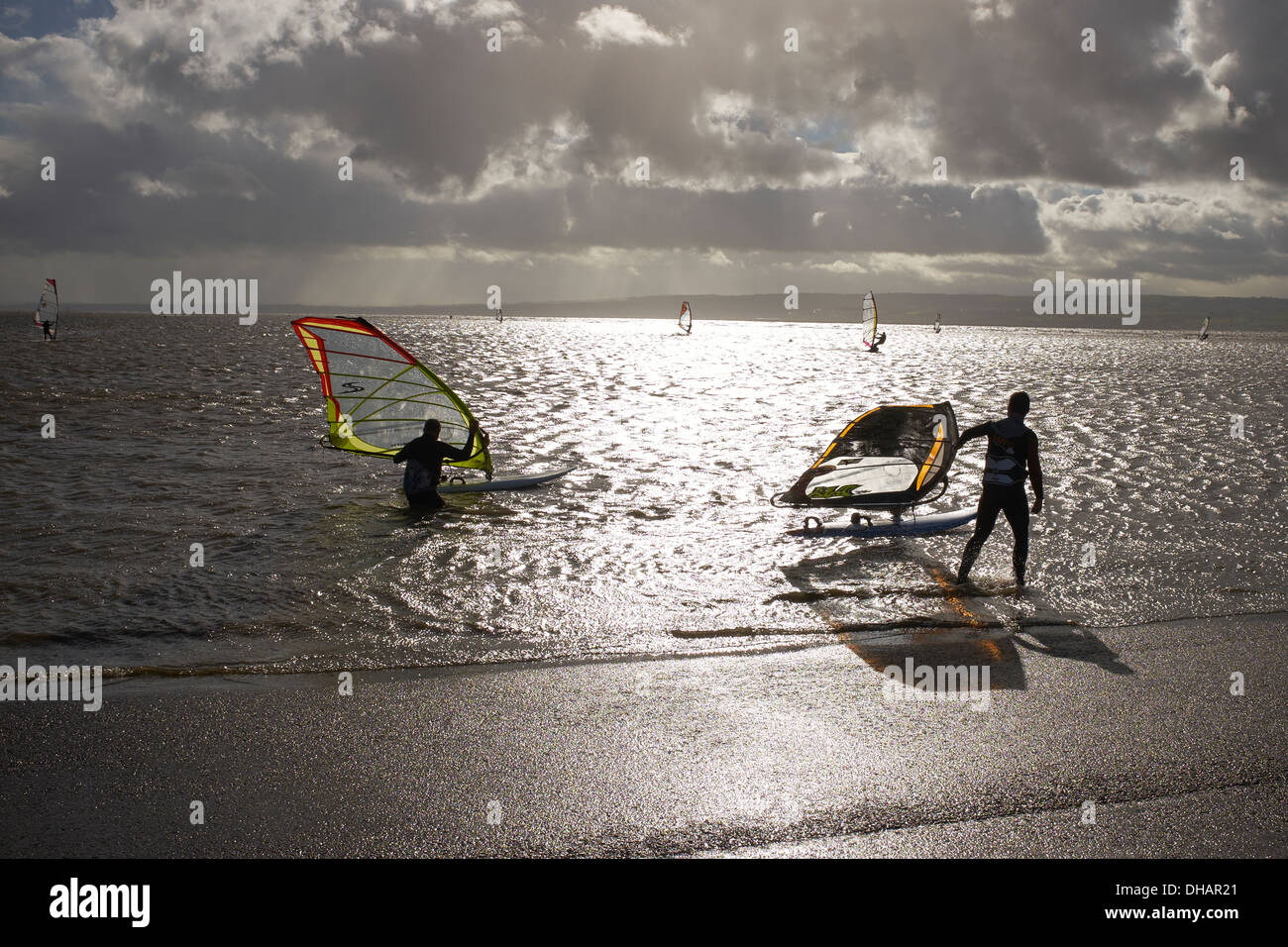 Les gens de la planche à voile sur le lac marin à West Kirby sur le Wirral sur une journée venteuse très froid Banque D'Images