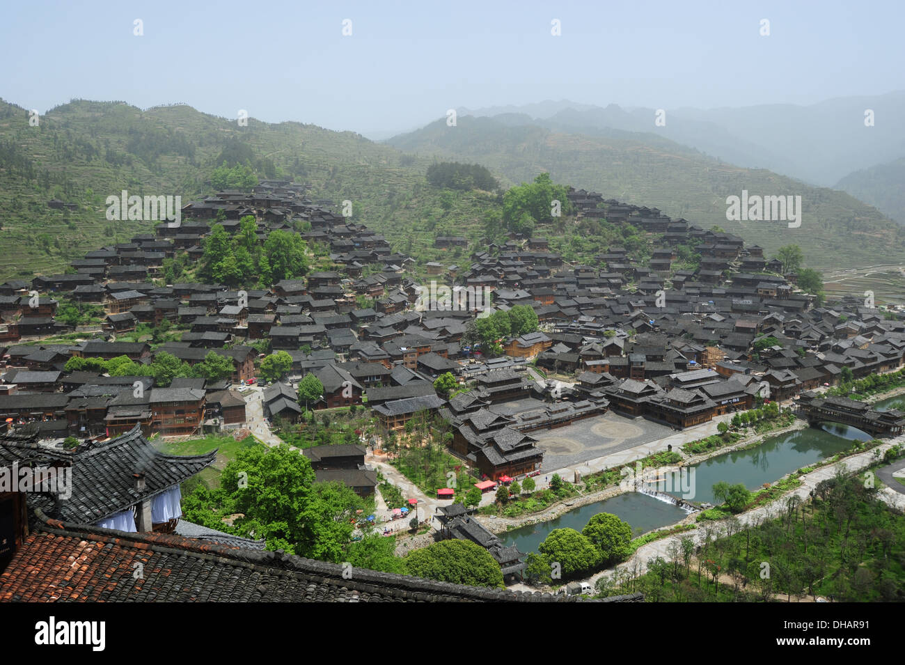 La minorité ethnique Miao de Chine, a construit sa résidence sur la pente de la colline, avec toit noir et brun des murs. Banque D'Images