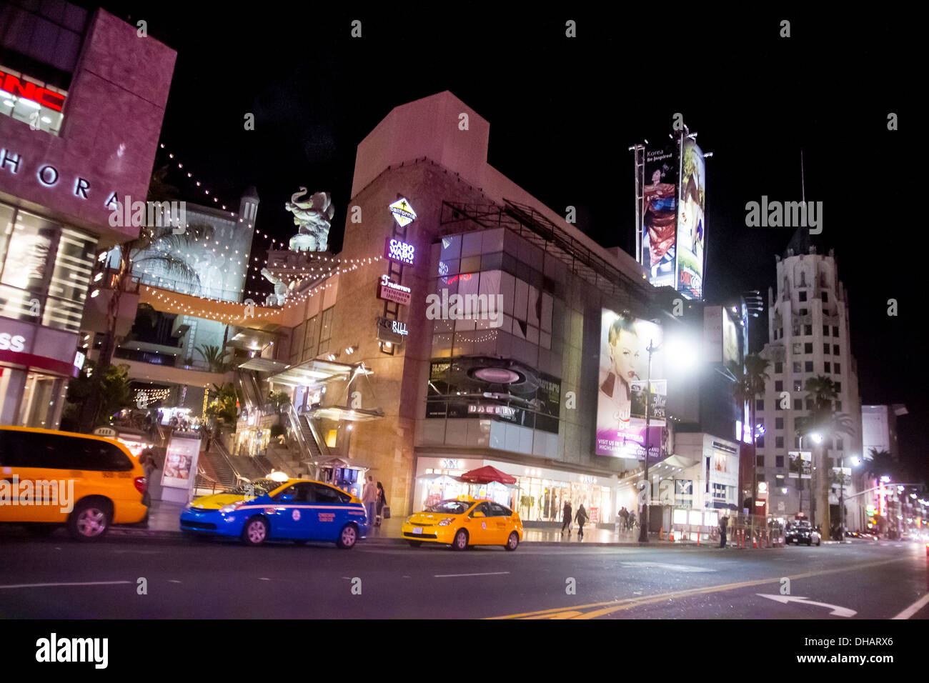 Le Hollywood and Highland Center sur Hollywood boulevard avec ses boutiques, restaurants, et l'ancien théâtre chinois de Grauman TCM maintenant Ch Banque D'Images