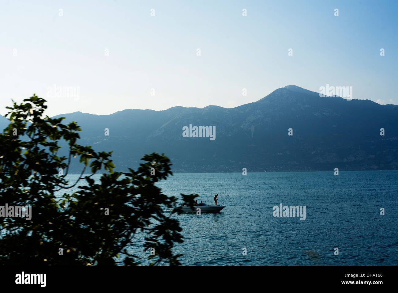 Un homme prêt à sauter de son bateau sur le lac de Garde. Italie Banque D'Images