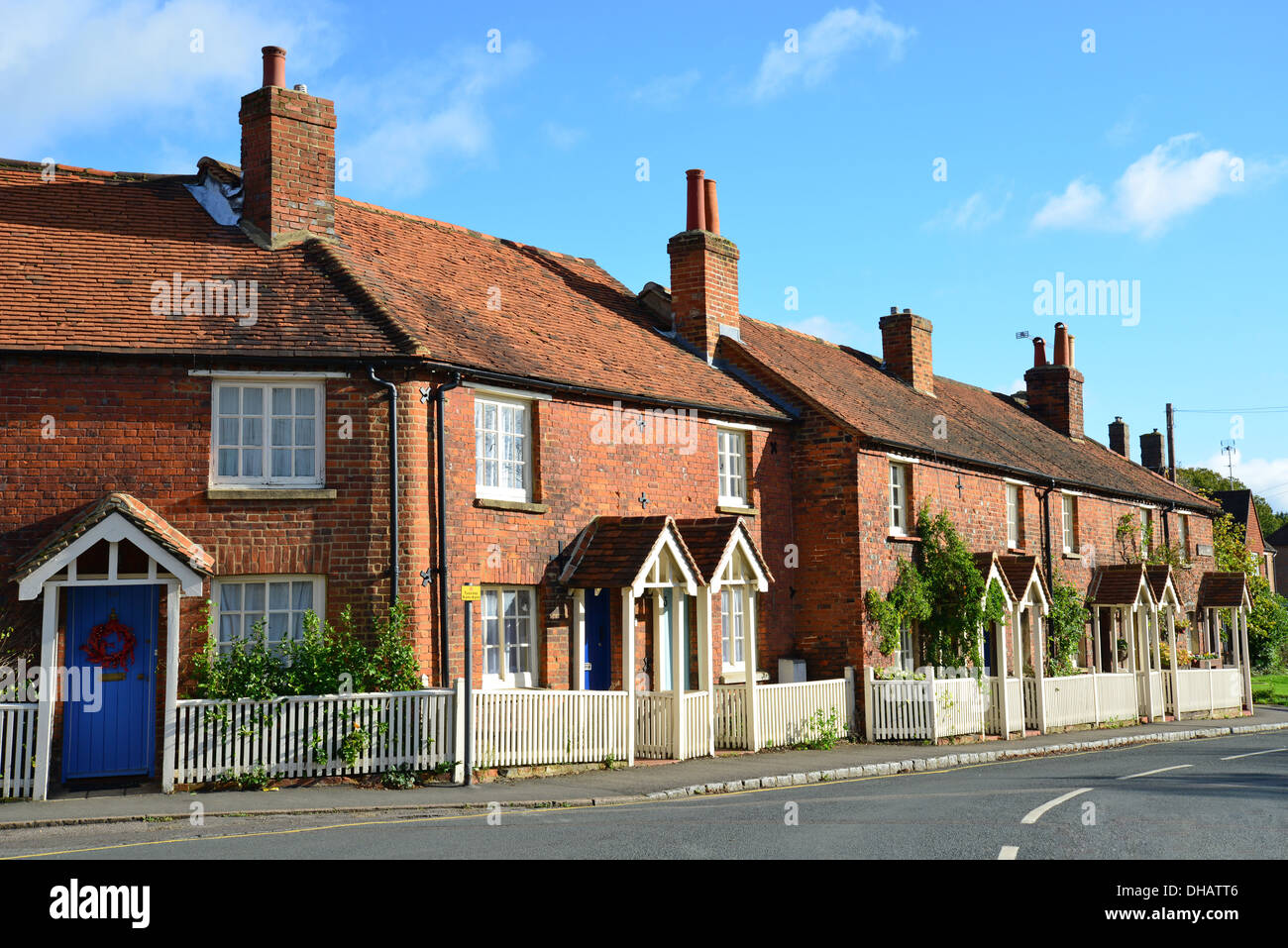 Chalets avec terrasse dans la région de Hedgerley Lane, Old Beaconsfield, Buckinghamshire, Angleterre, Royaume-Uni Banque D'Images