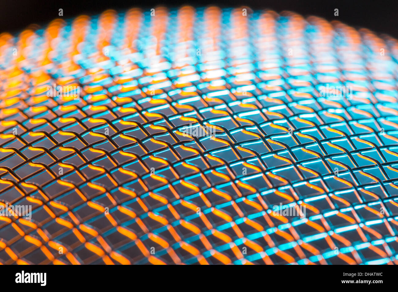 Sphère filet en acier allumé en bleu et orange. Profondeur de champ Banque D'Images