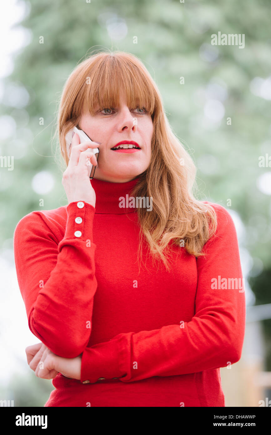 Femme sur un téléphone mobile Banque D'Images