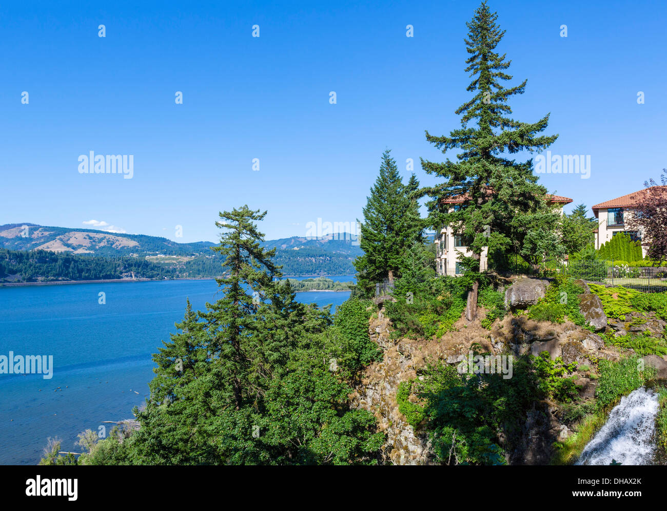 Vue de l'hôtel Columbia Gorge vers Wah Gwin Gwin Falls et Columbia Cliff Villas, Columbia River Gorge, Oregon, USA Banque D'Images