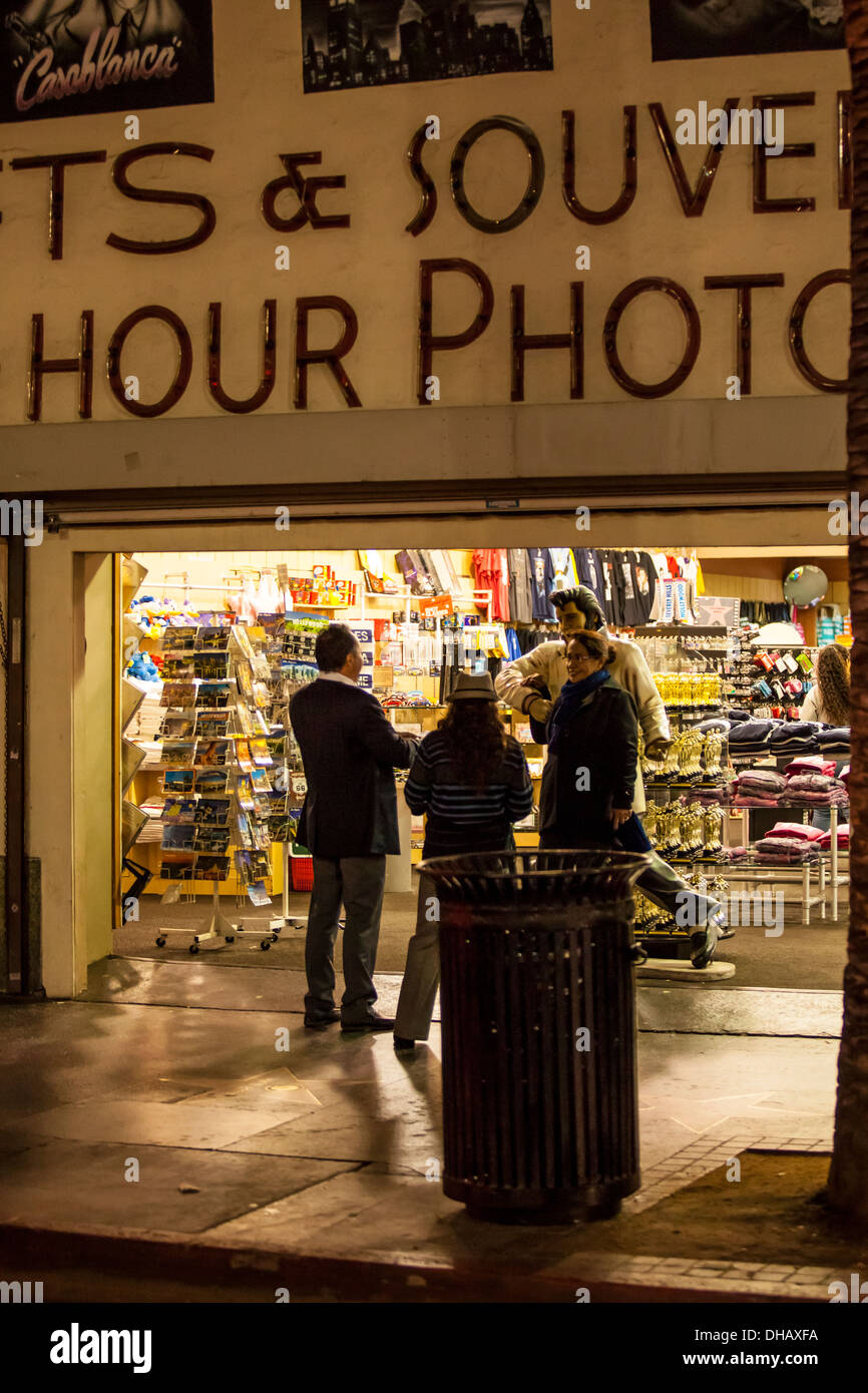 Les touristes posant avec une statue d'Elvis dans un magasin de souvenirs sur Hollywood Boulevard à Hollywood en Californie Banque D'Images