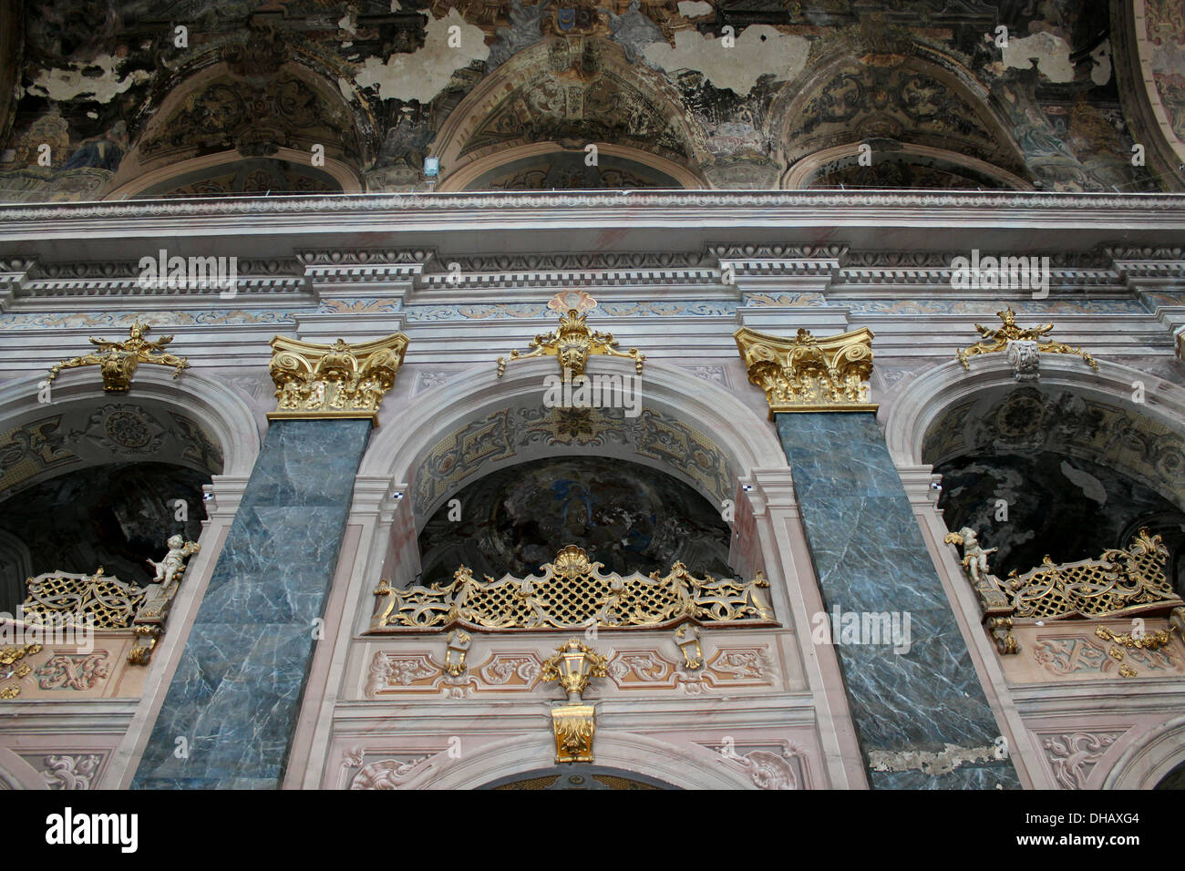 Magnifique et haut mur dans l'un de l'église de Lvov Banque D'Images