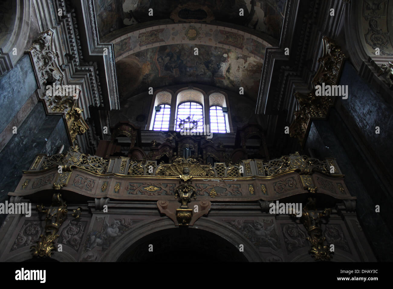 Magnifique et haut mur dans l'un de l'église de Lvov Banque D'Images