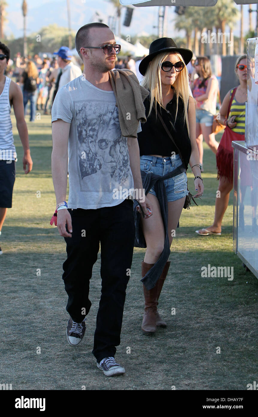 Aaron Paul et petite amie Lauren Parsekian célébrités à 2012 Coachella Valley Music and Arts Festival - Semaine 1 Jour 3 Indio Banque D'Images