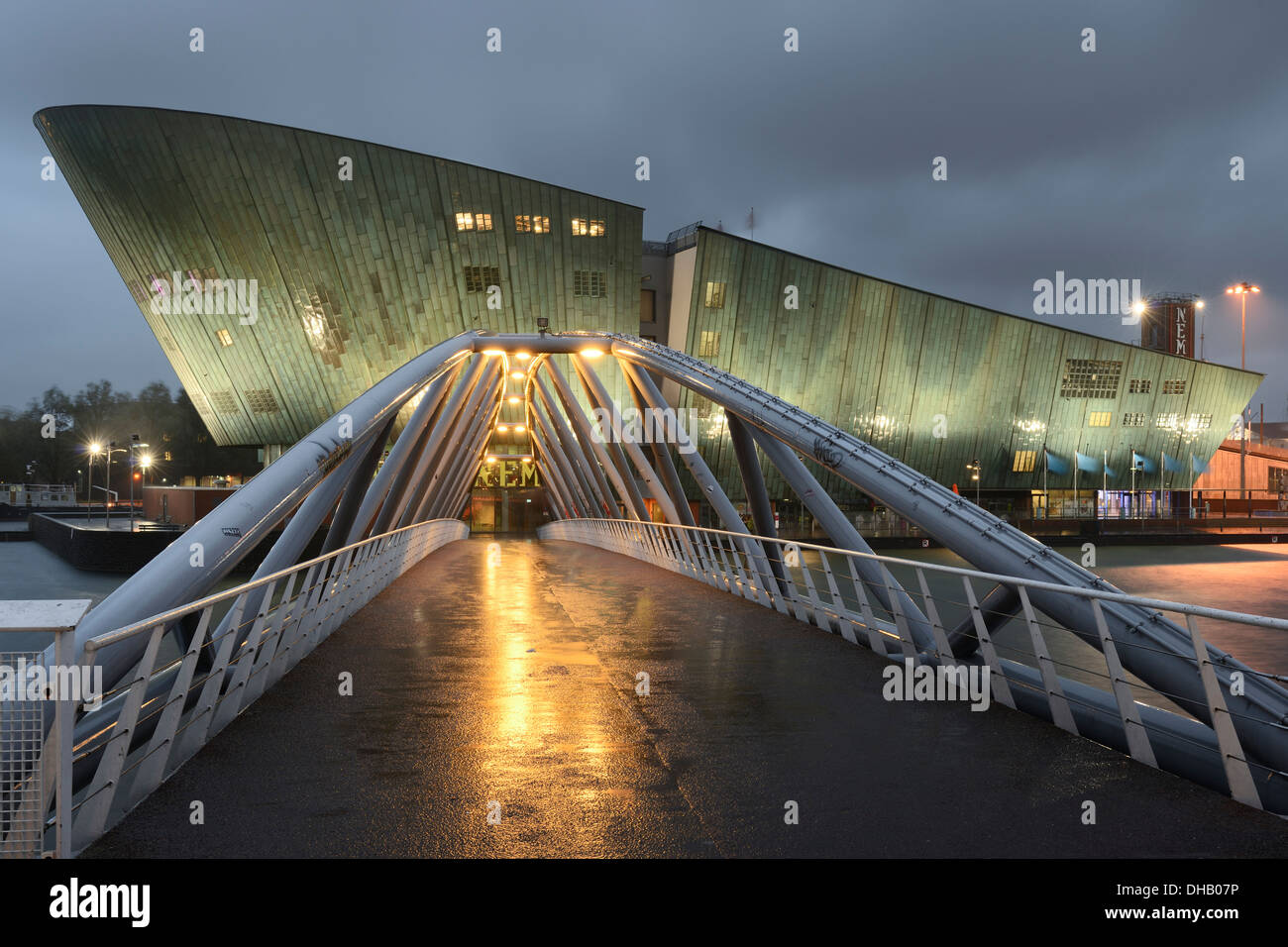 Le centre des sciences NEMO éclairé la nuit à Amsterdam, aux Pays-Bas. Banque D'Images