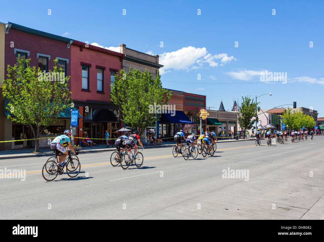 Le Baker City 2013 Cycling Classic course à vélo le long de la rue principale au centre-ville de Baker, Nevada, USA Banque D'Images