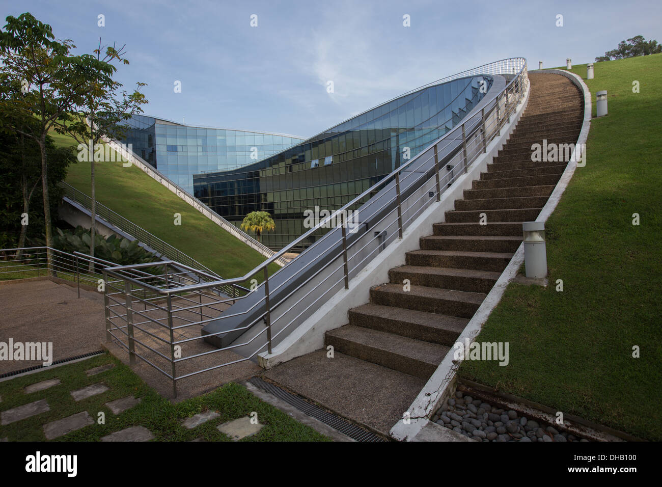 La Nanyang Technology University - School of Art, Design et médias bâtiment a été conçu comme le prolongement naturel de la terre Banque D'Images