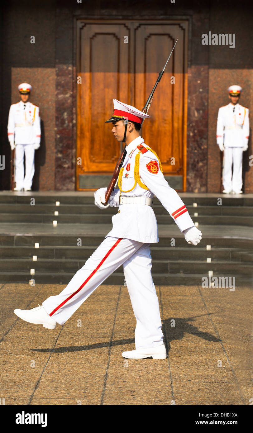 Changer les gardes cérémonie à Hanoi la mausolée de Ho Chi Minh. Banque D'Images
