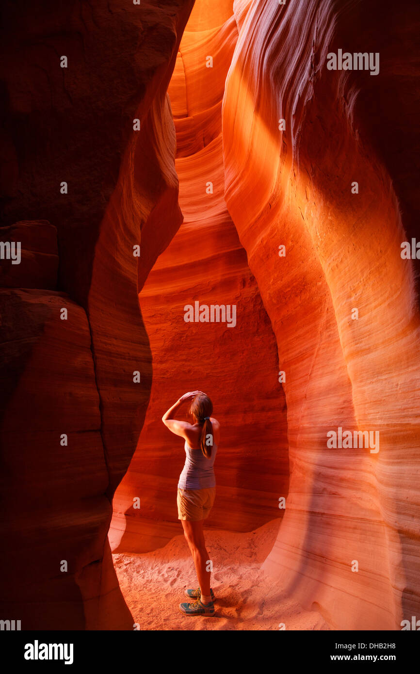 Un randonneur dans Canyon X, un slot canyon sur Navajo Land, Page, AZ Banque D'Images