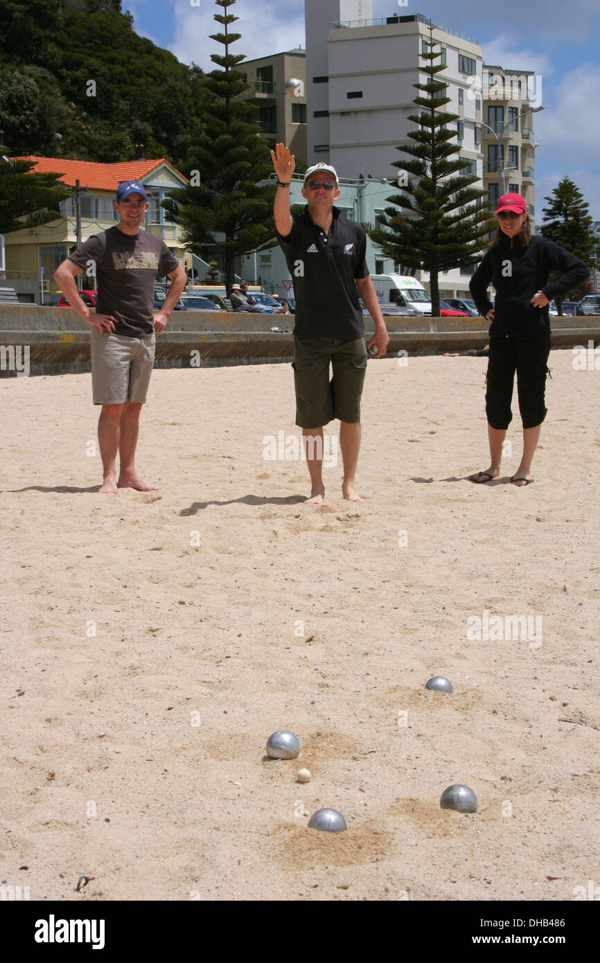 Gens jouer jeu de boules jeu de balle sur la plage Banque D'Images