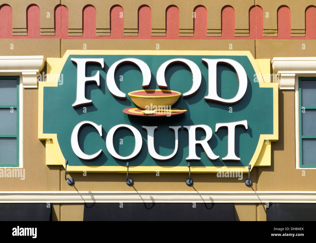 Aliments colorés Cour enseigne à l'extérieur un outlet shopping mall. Banque D'Images