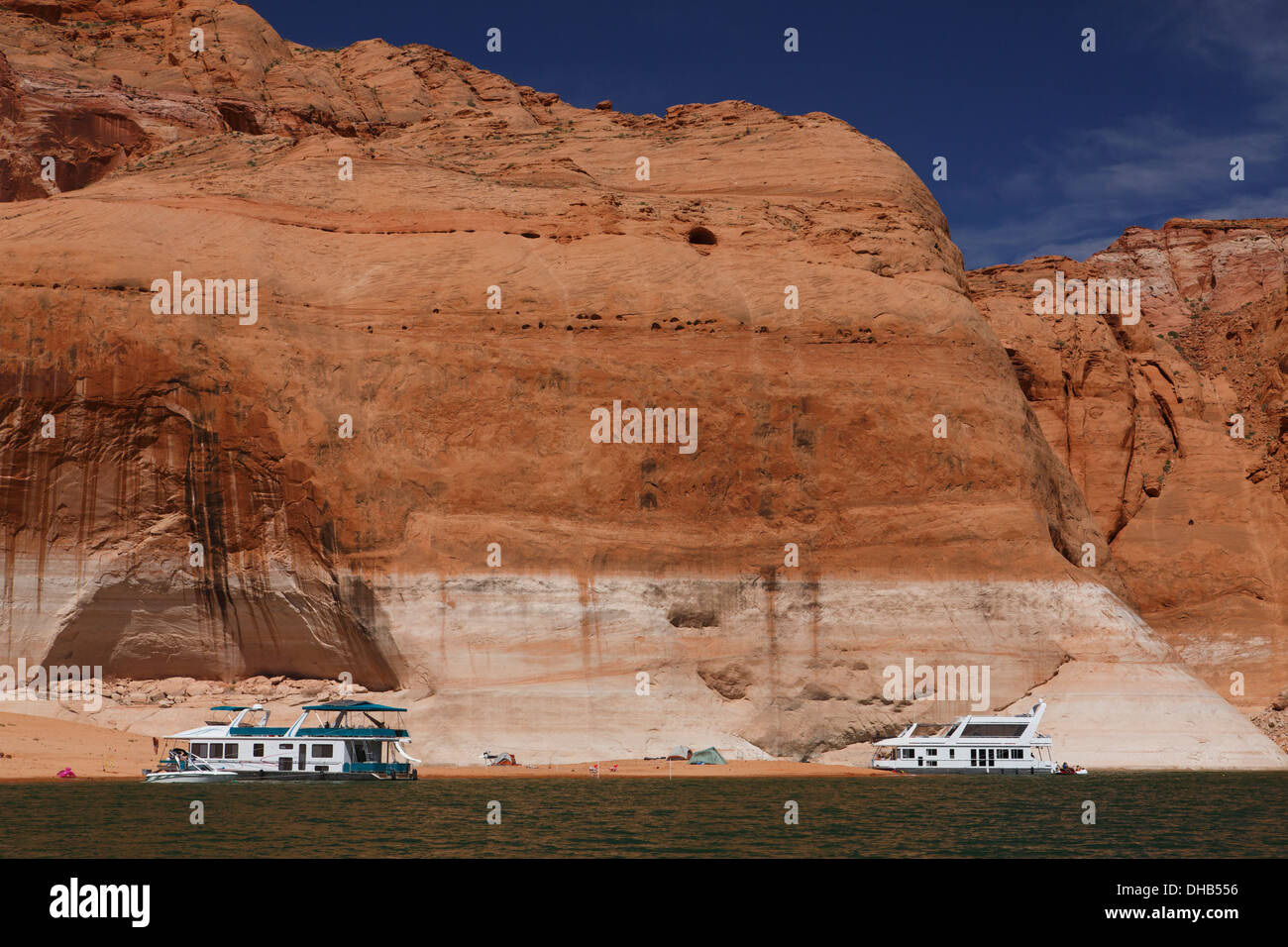 Houseboats en Navajo Canyon, Lake Powell, Glen Canyon National Recreation Area, Page, Arizona. Banque D'Images