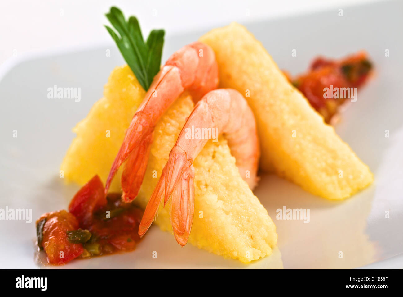 Les tranches de polenta avec les crevettes cuites et sauce hogao colombien Banque D'Images