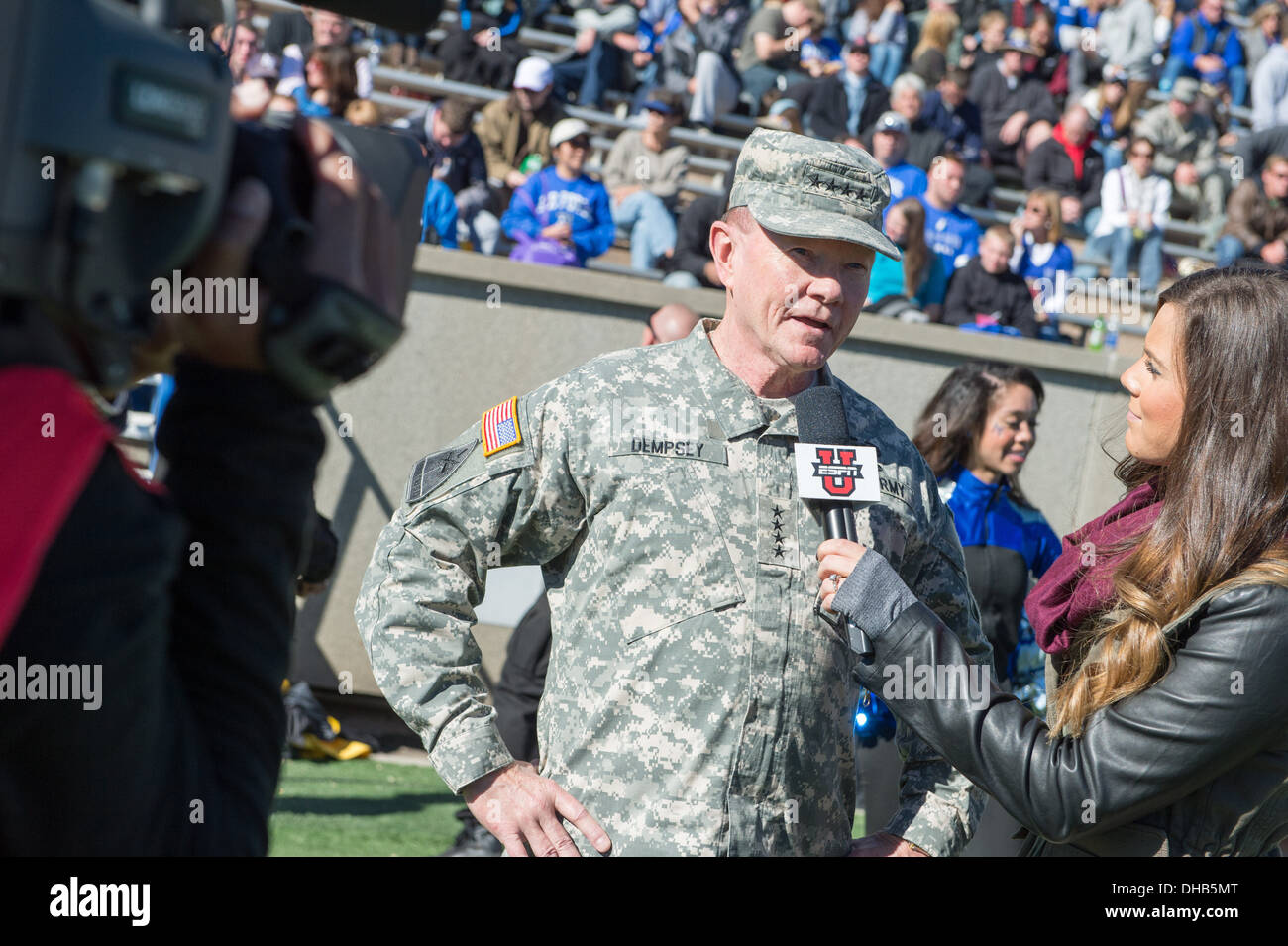 Le président de l'état-major des armées Le Général Martin E. Dempsey interview et donne à Falcon Stadium lors d'une force armée de l'air vers match de football à Colorado Springs, Colorado, Novembre 02, 2013. Banque D'Images