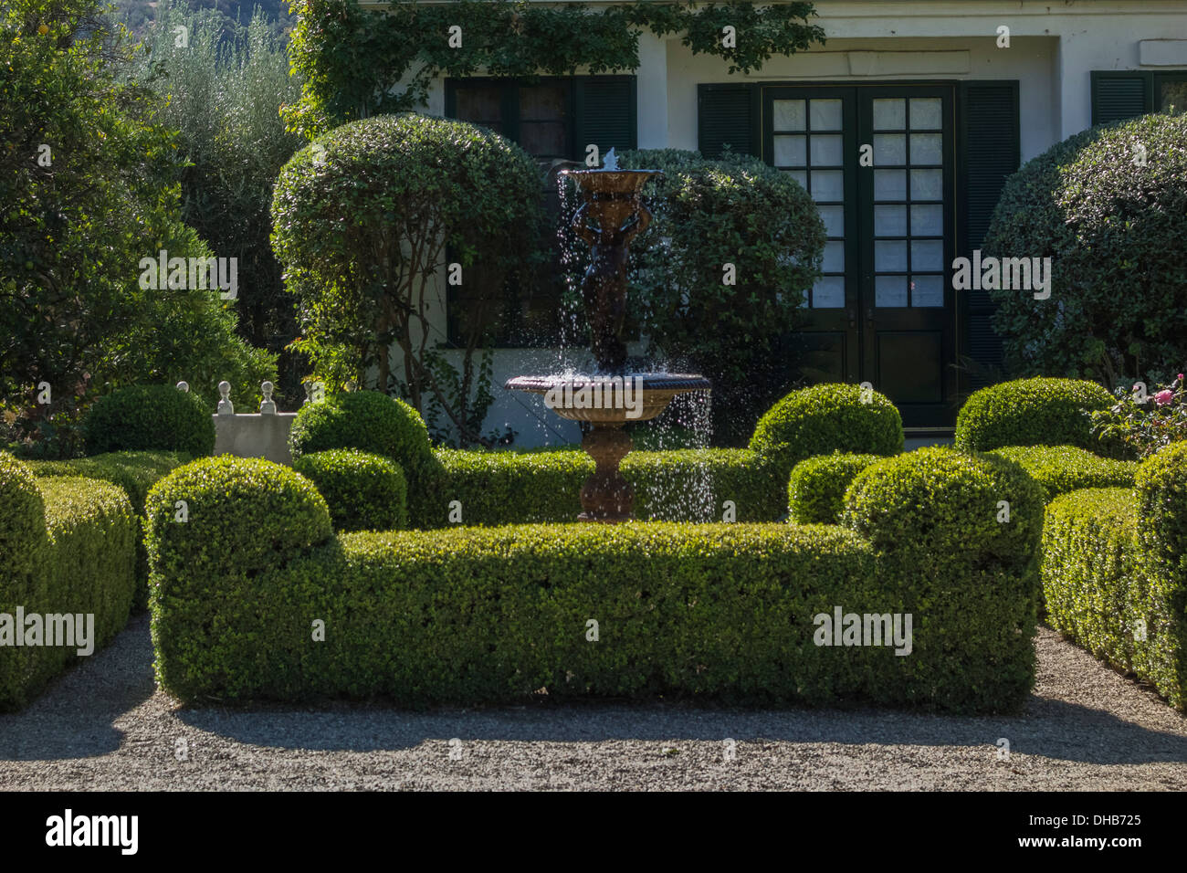 Les jardins et vue partielle de l'estate accueil sur le terrain de l'huile d'olive, Regalo Ojai, en Californie. Banque D'Images