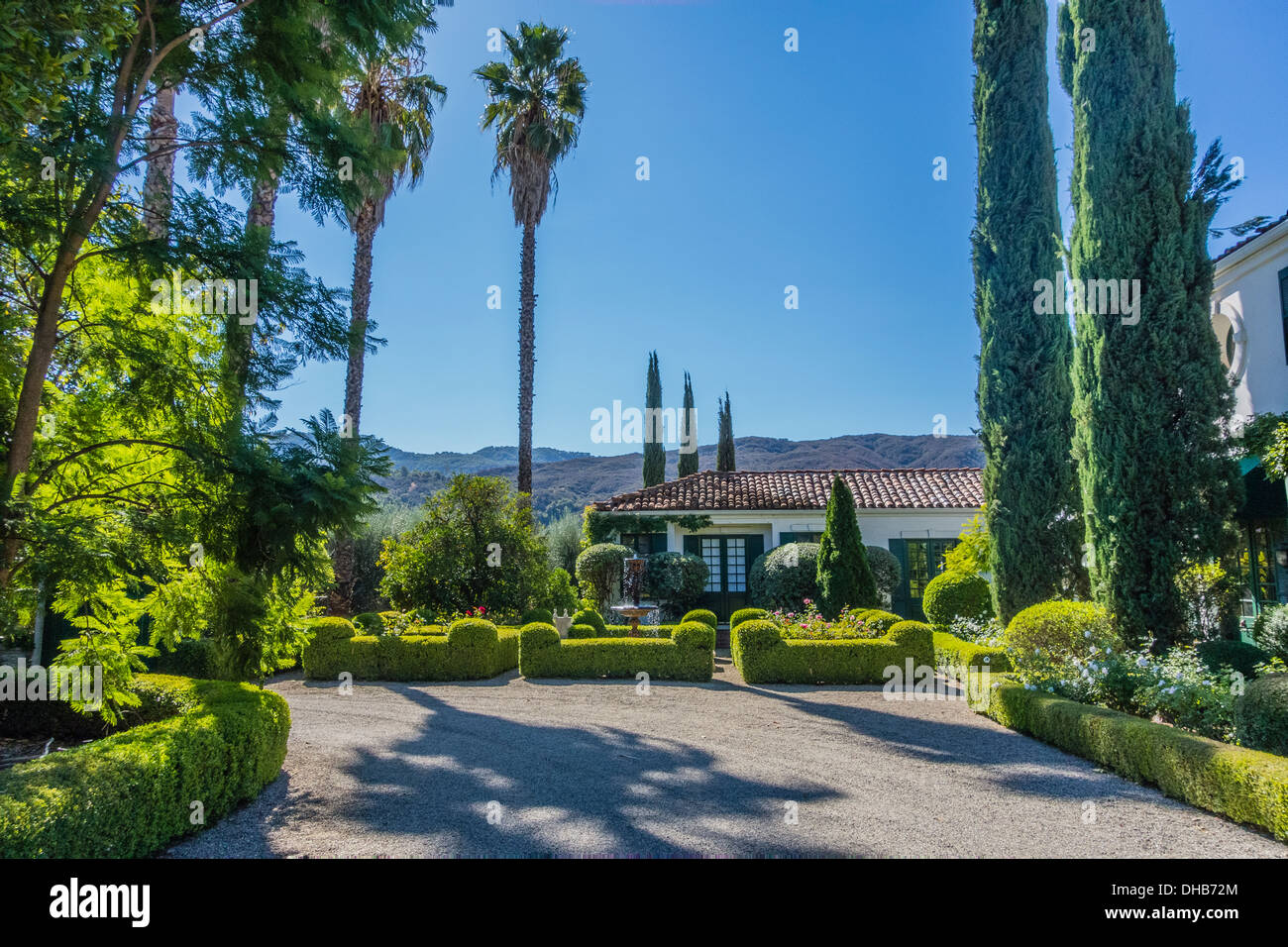 Les jardins et vue partielle de l'estate accueil sur le terrain de l'huile d'olive, Regalo Ojai, en Californie. Banque D'Images