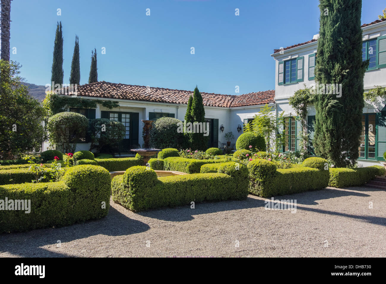 Les jardins et vue partielle de l'estate accueil sur le terrain de l'huile d'olive, Regalo Ojai, en Californie. Banque D'Images