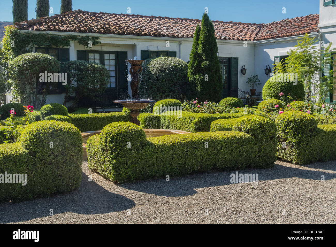 Les jardins et vue partielle de l'estate accueil sur le terrain de l'huile d'olive, Regalo Ojai, en Californie. Banque D'Images
