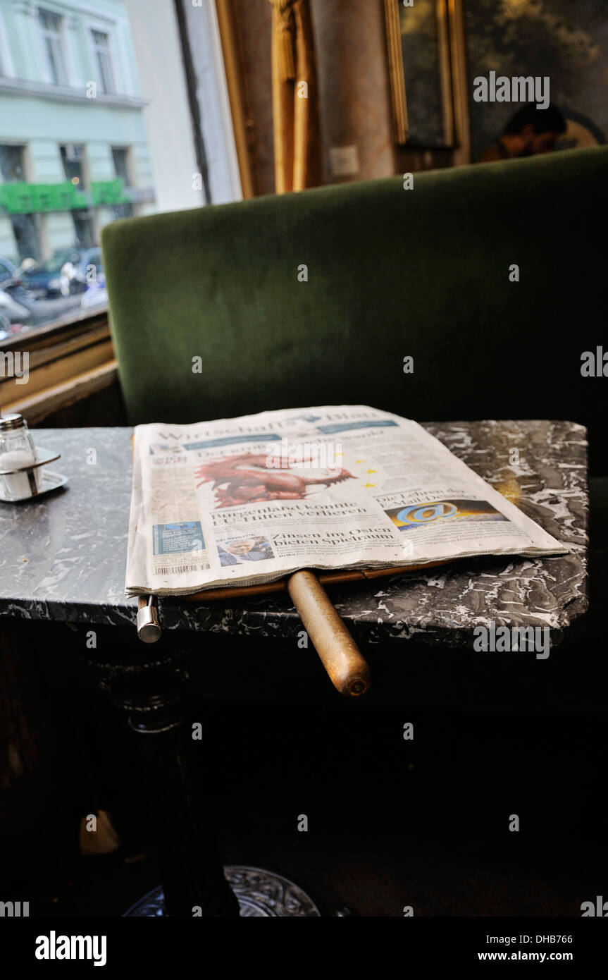 Newspaper on table, café, Vienne, Autriche Banque D'Images