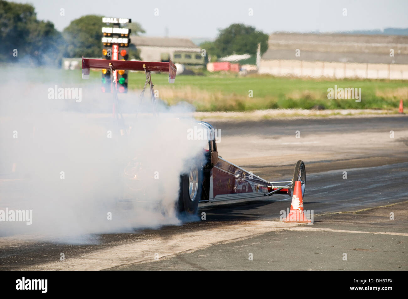 Dragster épuiser avant une course pour chauffer les pneus et améliorer l'adhérence Banque D'Images