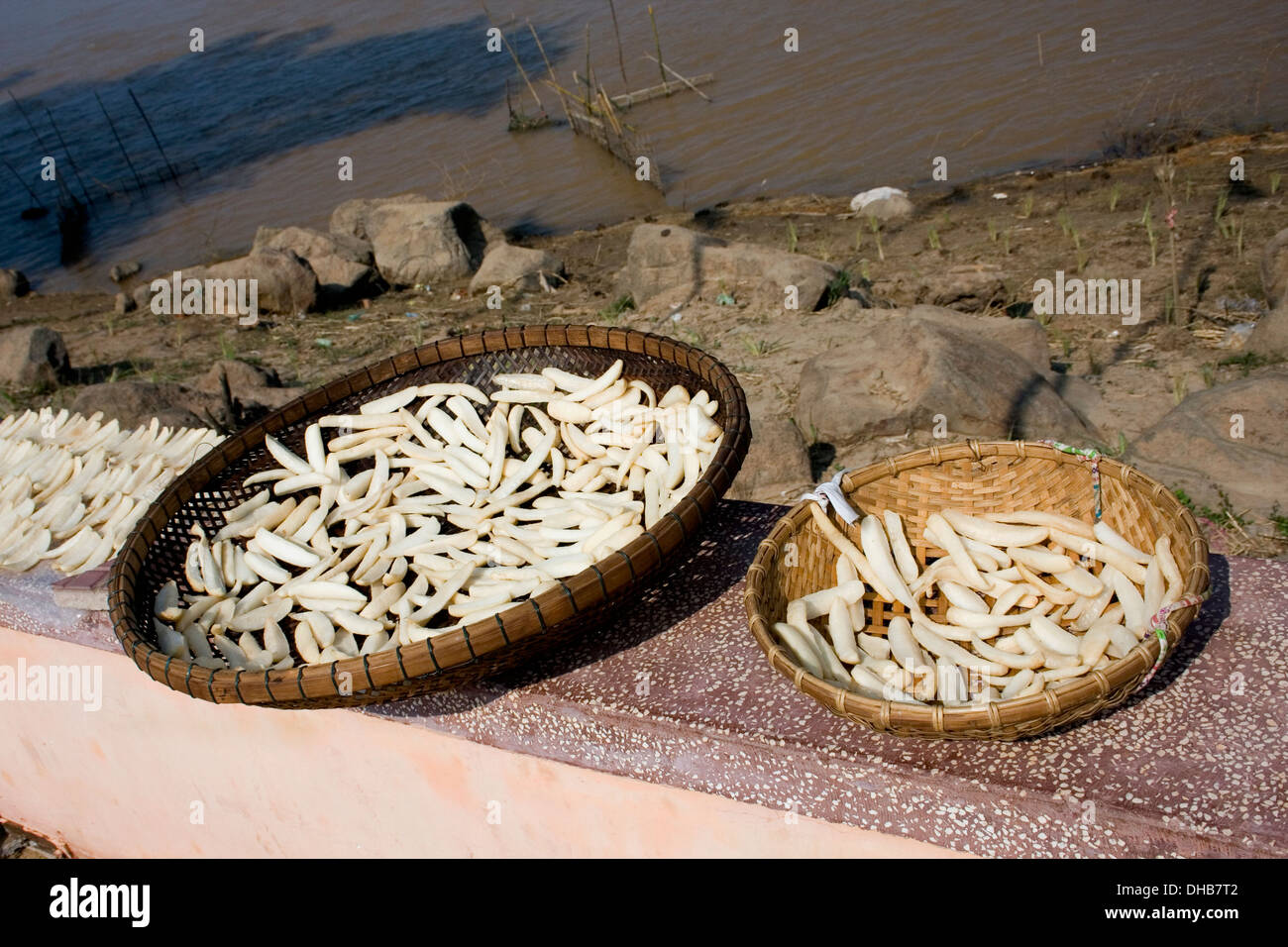 La nourriture est le séchage dans des paniers près de la rive du Mékong dans la région de Kampong Cham, au Cambodge. Banque D'Images