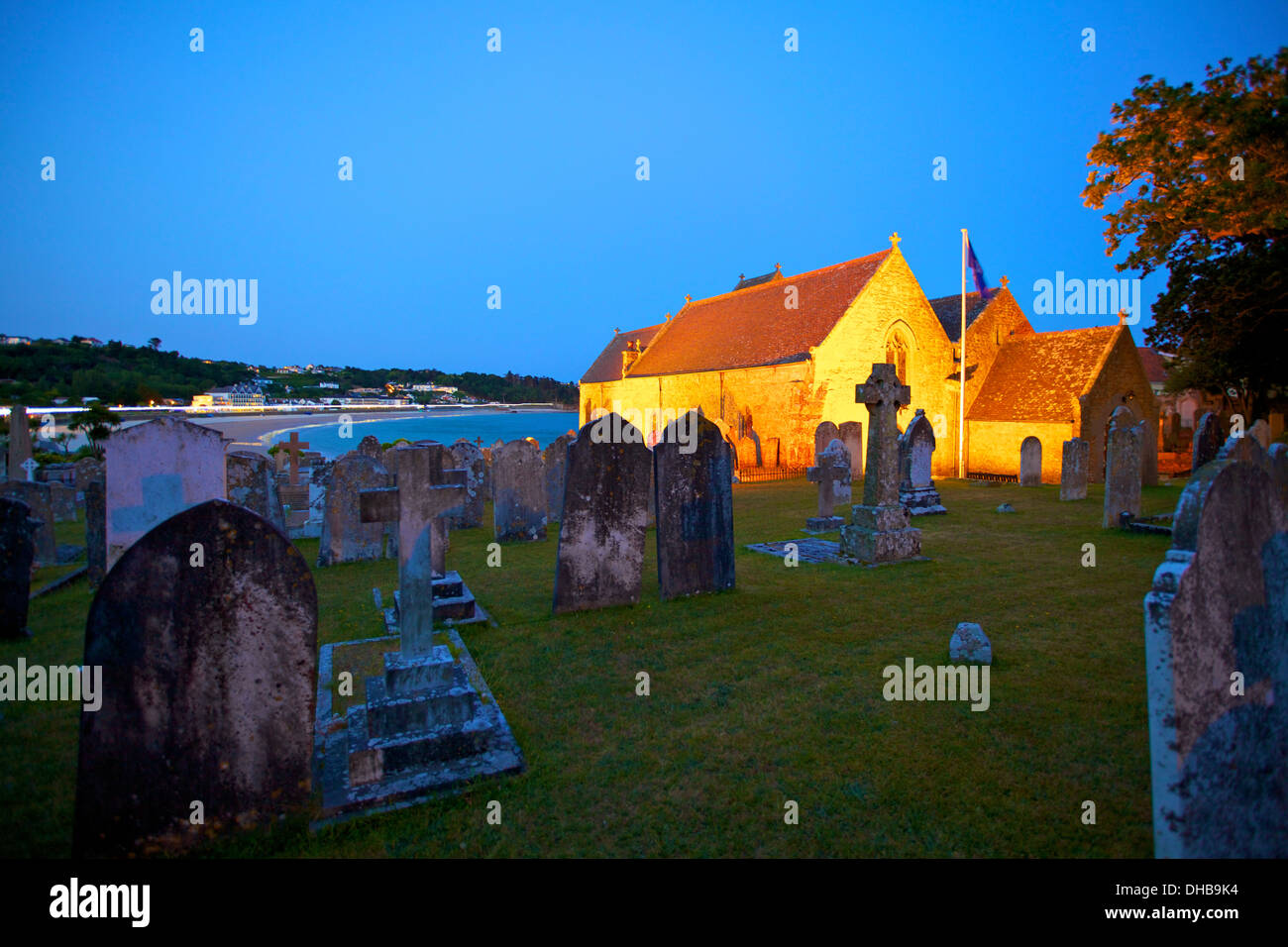 St Brelade's Church et Chapelle du pêcheur au crépuscule, St Brelade's Bay, Jersey, Channel Islands Banque D'Images