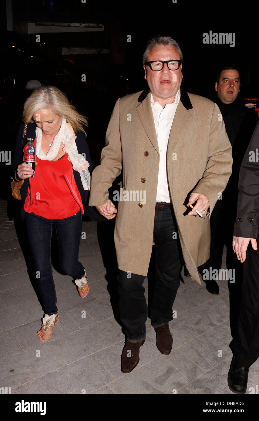 Ray Winstone avec sa femme Elaine 70623 Hopkins premiere tenue au cinéma Vue- Départs London England - Crédit 16.04.12 Banque D'Images